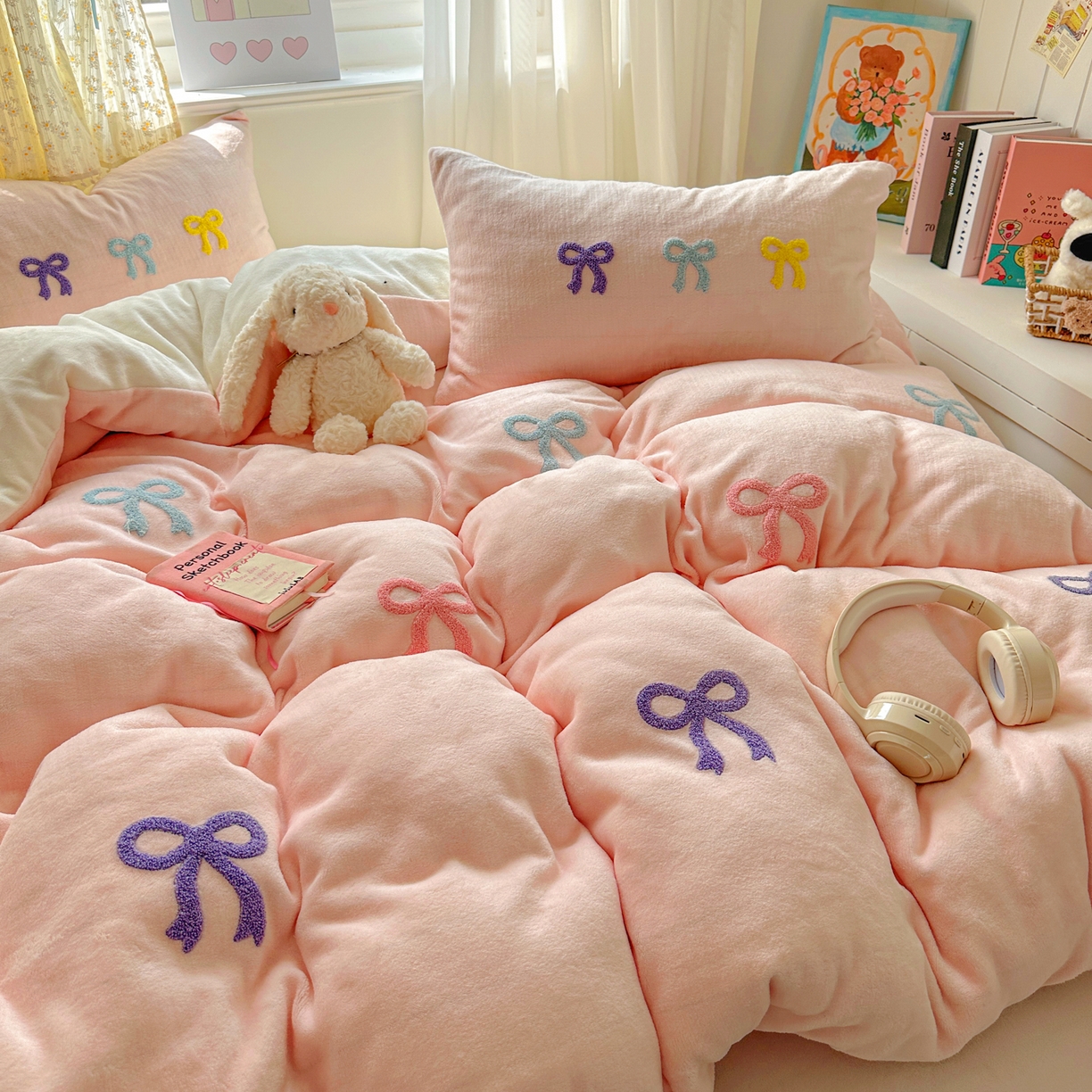 91家纺网 家纺一手货源 找家纺 老K (原美阁） 2025新款毛巾绣牛奶绒四件套-彩色蝴蝶结 彩色蝴蝶结 少女粉