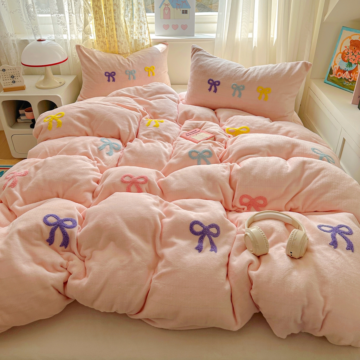 91家纺网 家纺一手货源 找家纺 老K (原美阁） 2025新款毛巾绣牛奶绒四件套-彩色蝴蝶结 彩色蝴蝶结 少女粉