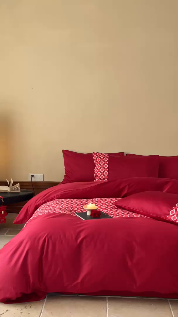 91家纺网 家纺一手货源 找家纺 （总）121 【贡缎刺绣四件套】2025新款婚庆系列定制款（婚庆系列-欢喜奢红蜜语）100S长绒棉贡缎专供厂家（会员 -20   控价标准 318 加大338）