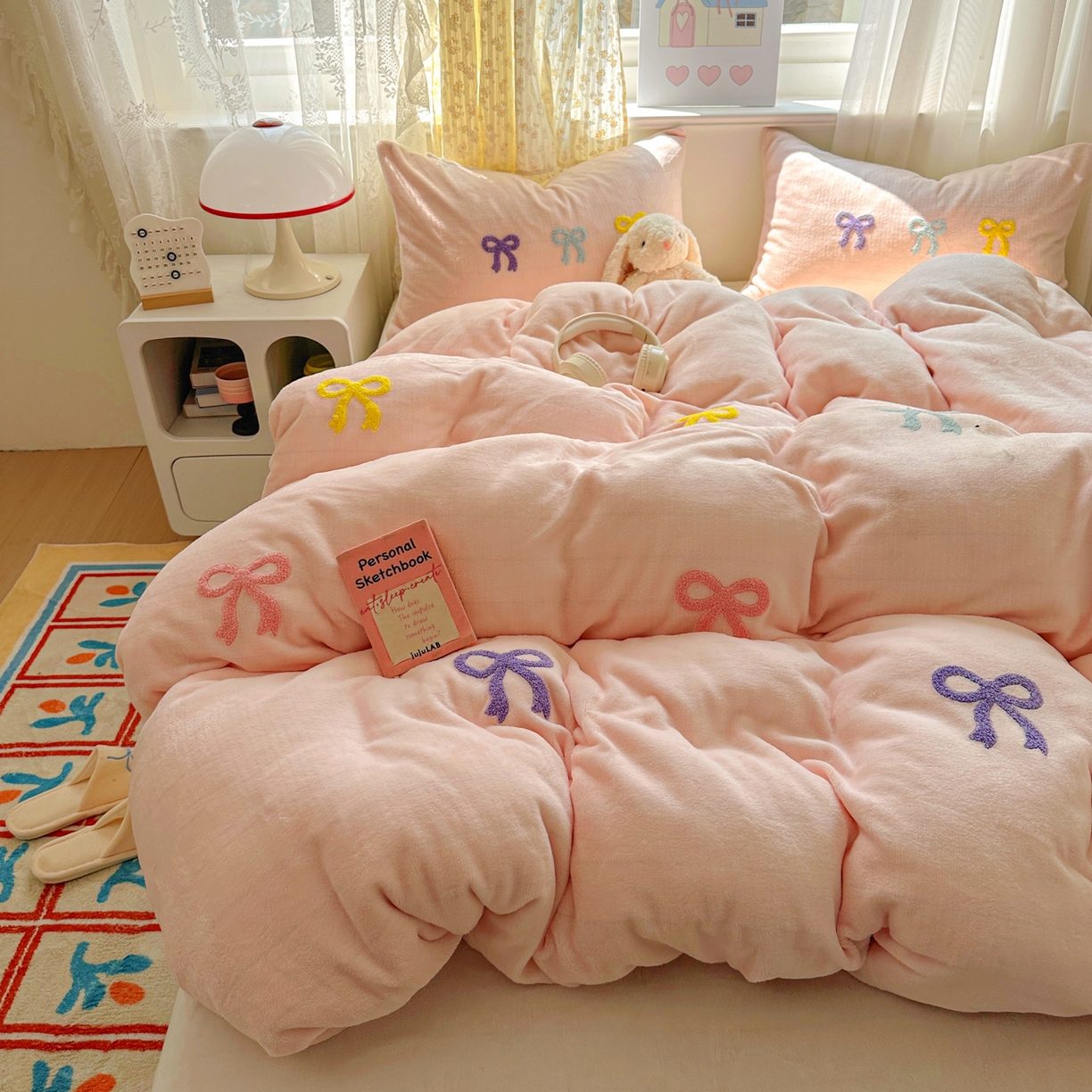 91家纺网 家纺一手货源 找家纺 （总）老K (原美阁） 2025新款毛巾绣牛奶绒四件套-彩色蝴蝶结