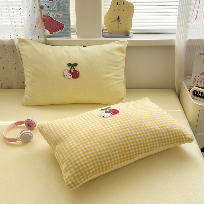 91家纺网 家纺一手货源 找家纺 星禾优选 2025新款高克重牛奶绒毛巾绣四件套 樱桃黄猫