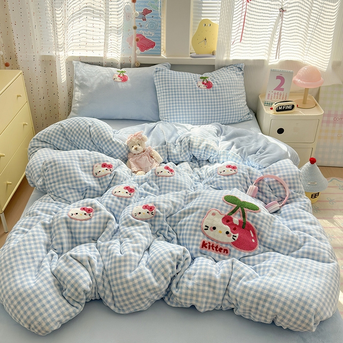 91家纺网 家纺一手货源 找家纺 星禾优选 2025新款高克重牛奶绒毛巾绣四件套 樱桃蓝猫