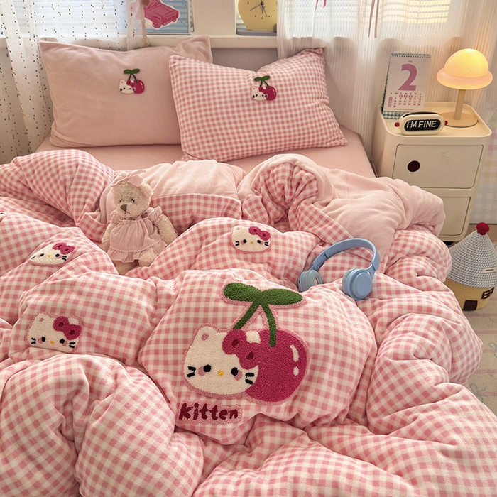 91家纺网 家纺一手货源 找家纺 星禾优选 2025新款高克重牛奶绒毛巾绣四件套 樱桃粉猫