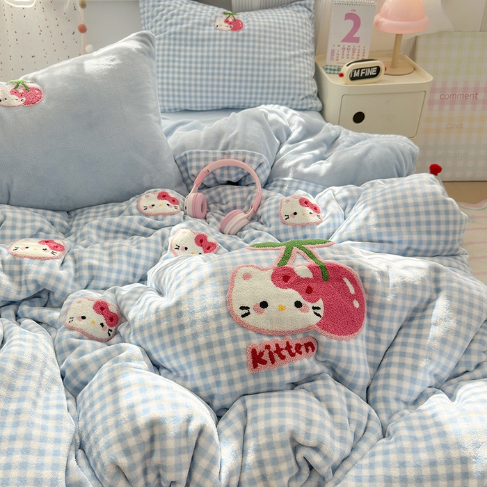 91家纺网 家纺一手货源 找家纺 星禾优选 2025新款高克重牛奶绒毛巾绣四件套 樱桃蓝猫