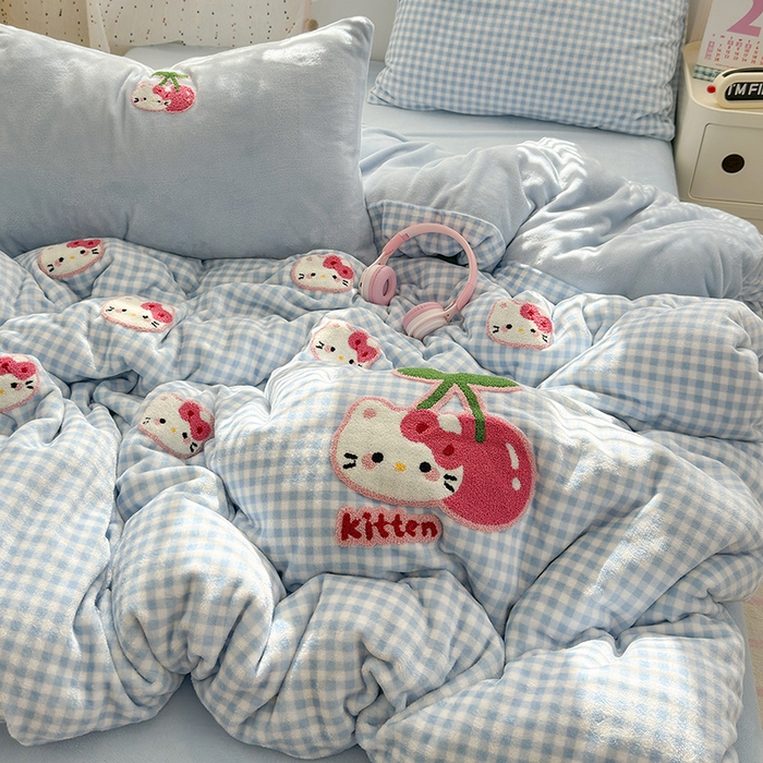 91家纺网 家纺一手货源 找家纺 星禾优选 2025新款高克重牛奶绒毛巾绣四件套 樱桃蓝猫