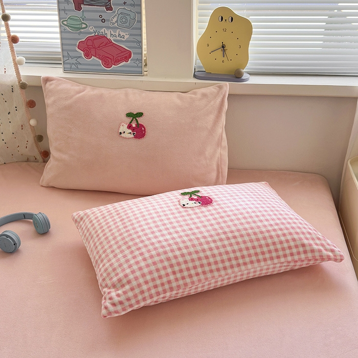 91家纺网 家纺一手货源 找家纺 星禾优选 2025新款高克重牛奶绒毛巾绣四件套 樱桃粉猫