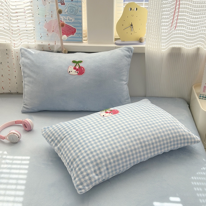 91家纺网 家纺一手货源 找家纺 星禾优选 2025新款高克重牛奶绒毛巾绣四件套 樱桃蓝猫