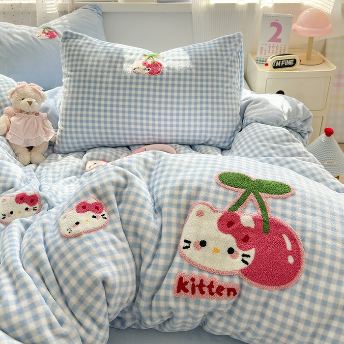 91家纺网 家纺一手货源 找家纺 星禾优选 2025新款高克重牛奶绒毛巾绣四件套 樱桃蓝猫