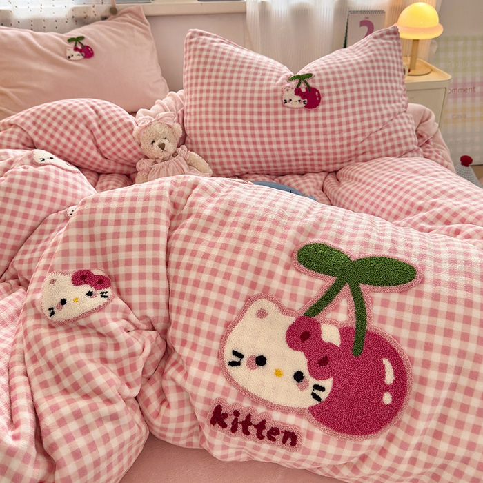 91家纺网 家纺一手货源 找家纺 星禾优选 2025新款高克重牛奶绒毛巾绣四件套 樱桃粉猫