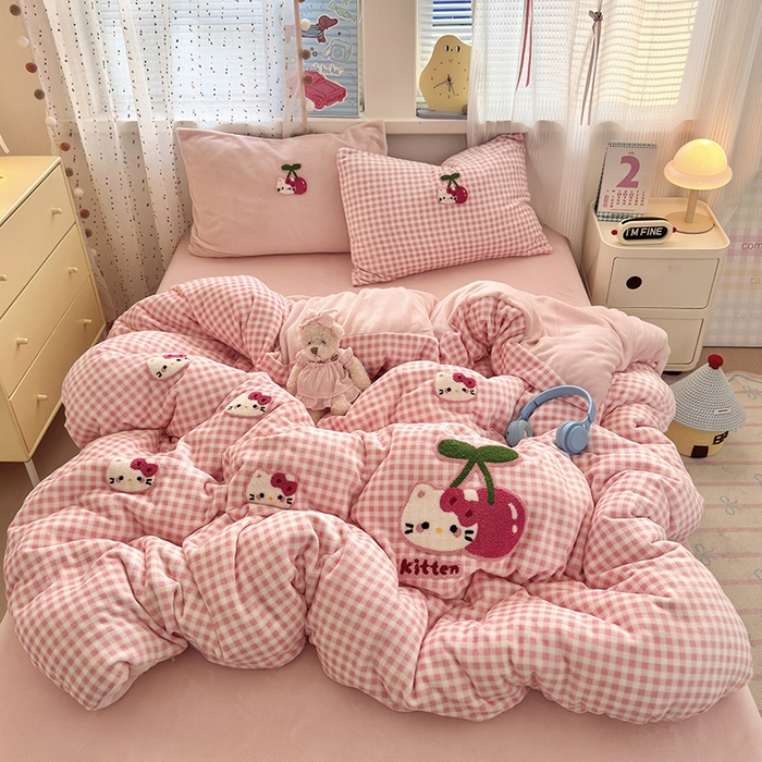 91家纺网 家纺一手货源 找家纺 星禾优选 2025新款高克重牛奶绒毛巾绣四件套 樱桃粉猫