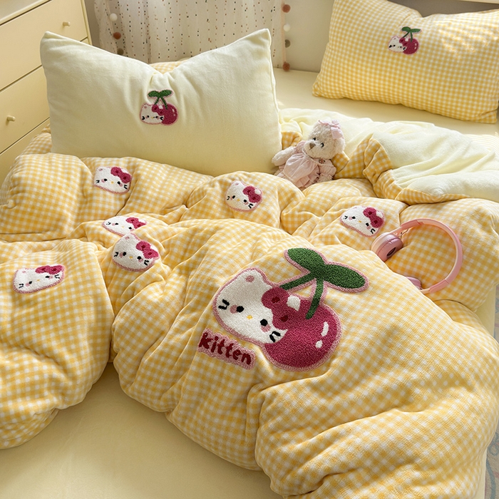 91家纺网 家纺一手货源 找家纺 星禾优选 2025新款高克重牛奶绒毛巾绣四件套 樱桃黄猫