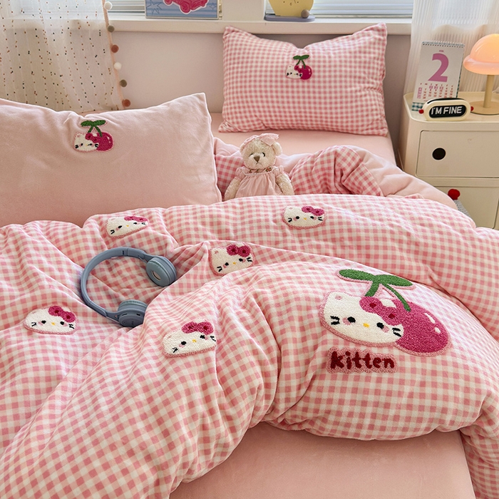 91家纺网 家纺一手货源 找家纺 星禾优选 2025新款高克重牛奶绒毛巾绣四件套 樱桃粉猫