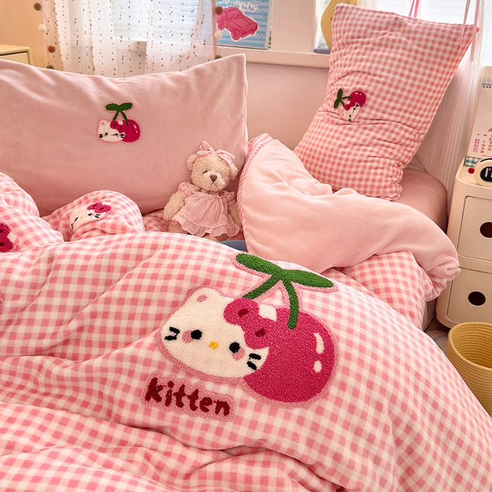 91家纺网 家纺一手货源 找家纺 星禾优选 2025新款高克重牛奶绒毛巾绣四件套 樱桃粉猫