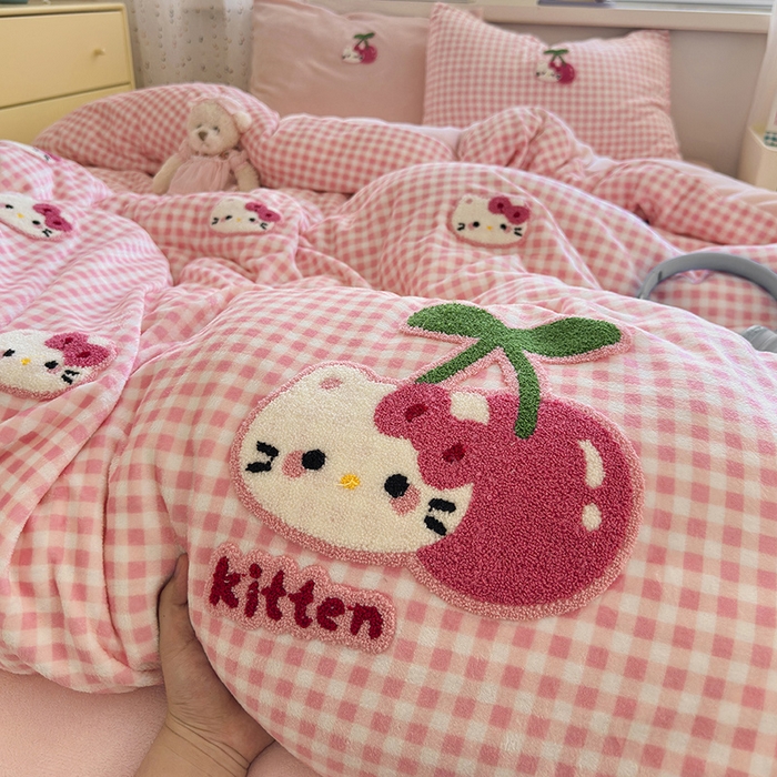 91家纺网 家纺一手货源 找家纺 星禾优选 2025新款高克重牛奶绒毛巾绣四件套 樱桃粉猫