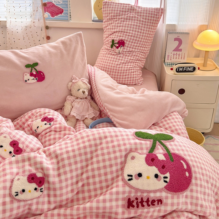 91家纺网 家纺一手货源 找家纺 星禾优选 2025新款高克重牛奶绒毛巾绣四件套 樱桃粉猫