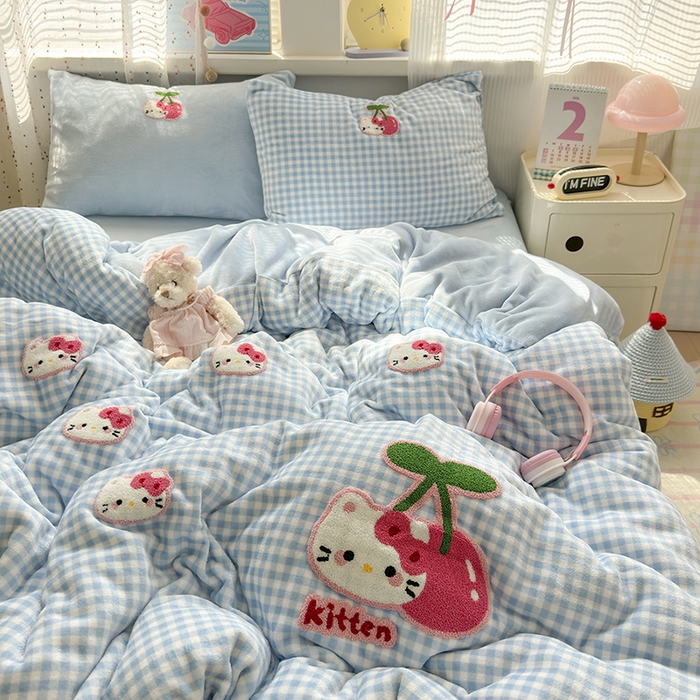 91家纺网 家纺一手货源 找家纺 星禾优选 2025新款高克重牛奶绒毛巾绣四件套 樱桃蓝猫