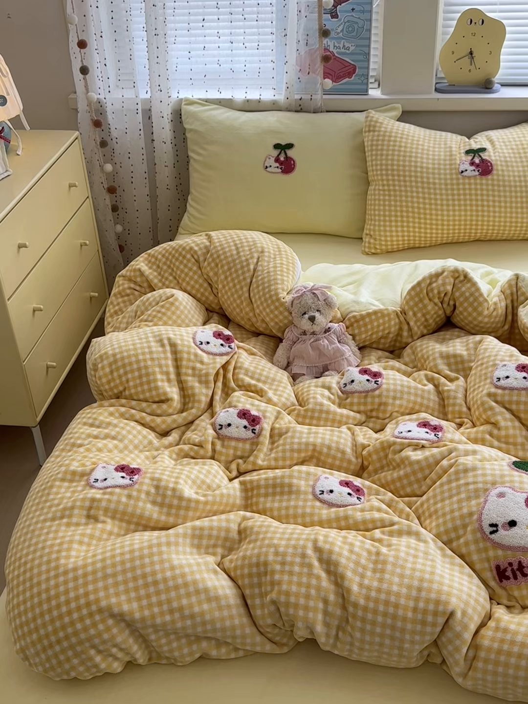 91家纺网 家纺一手货源 找家纺 星禾优选 2025新款高克重牛奶绒毛巾绣四件套 樱桃黄猫