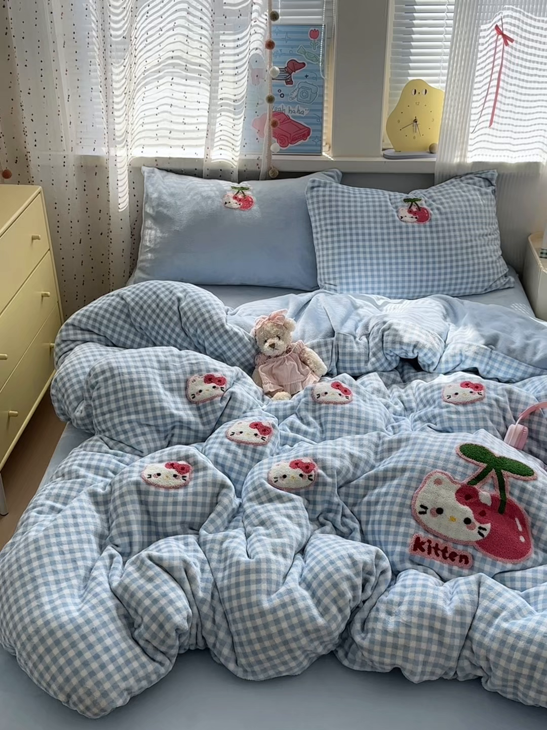 91家纺网 家纺一手货源 找家纺 星禾优选 2025新款高克重牛奶绒毛巾绣四件套 樱桃蓝猫