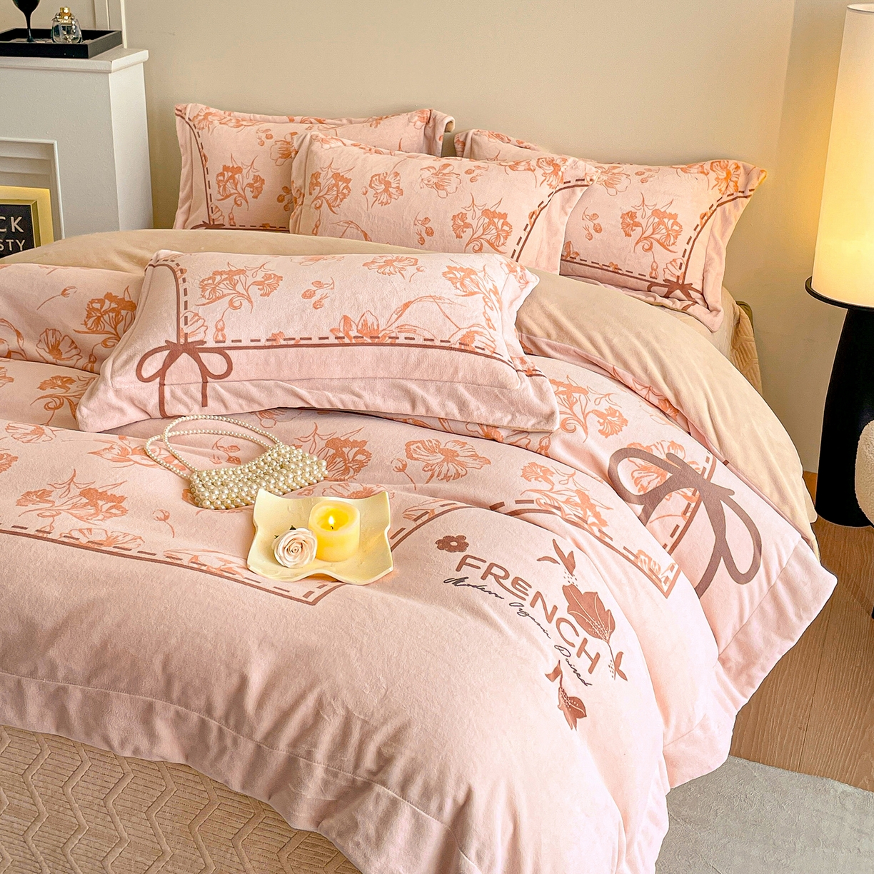 91家纺网 家纺一手货源 找家纺 新方向 2025新款全消光A类数码印花牛奶绒四件套-如梦 如梦-香槟