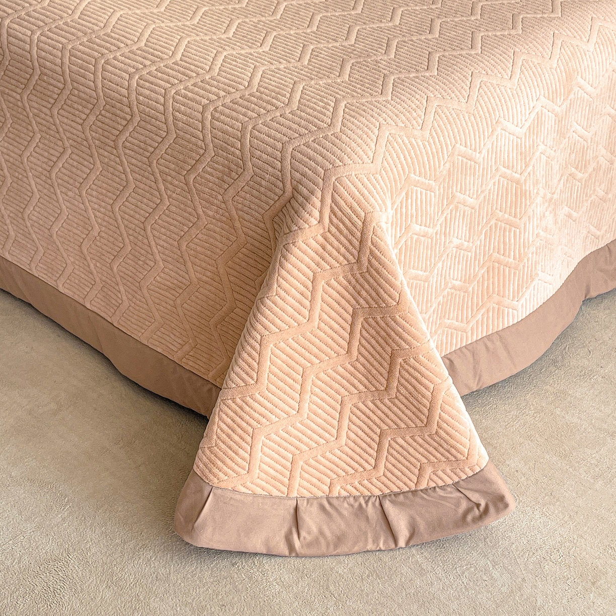 91家纺网 家纺一手货源 找家纺 新方向 2025新款全消光A类数码印花牛奶绒四件套-如梦 如梦-香槟