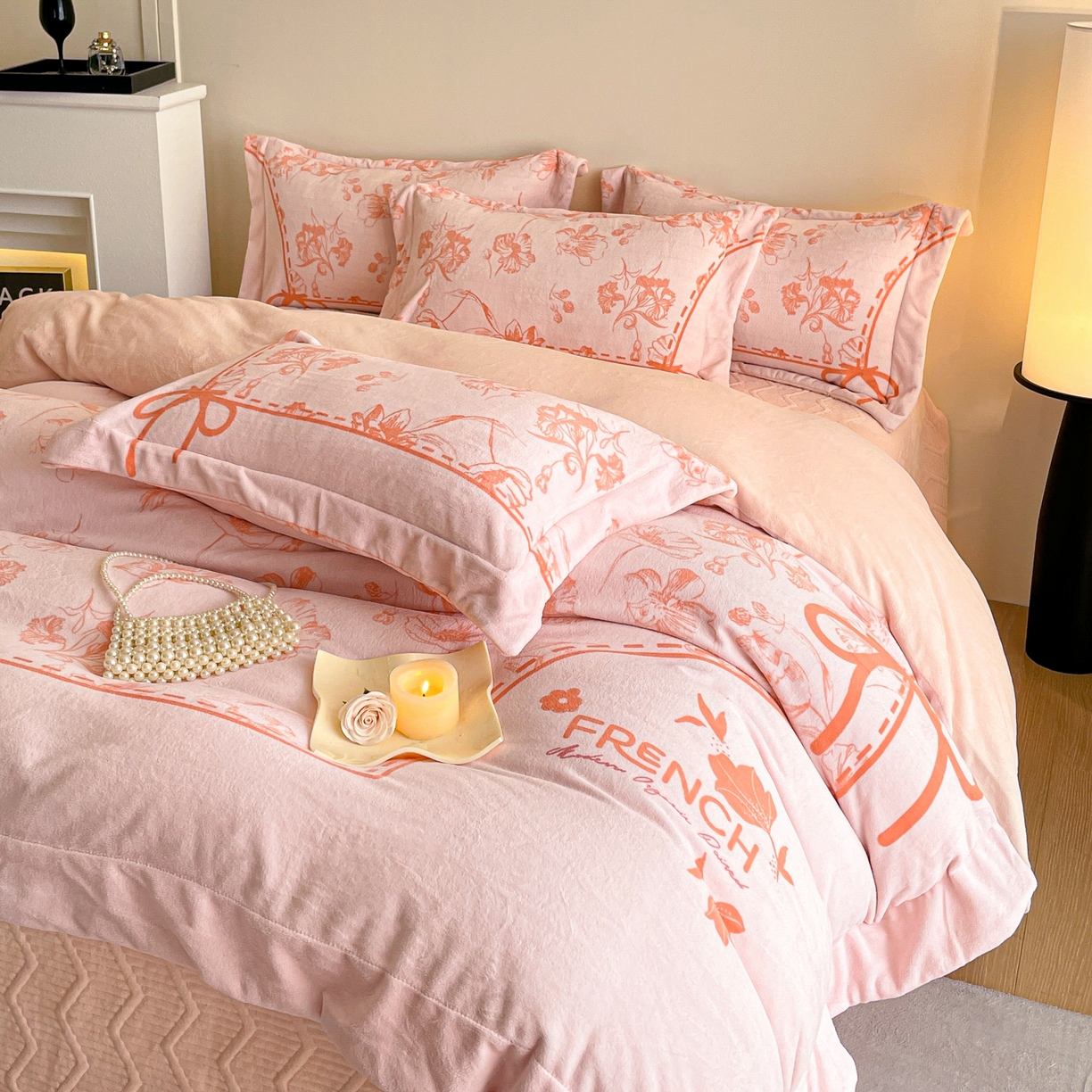 91家纺网 家纺一手货源 找家纺 新方向 2025新款全消光A类数码印花牛奶绒四件套-如梦 如梦-蔷薇粉