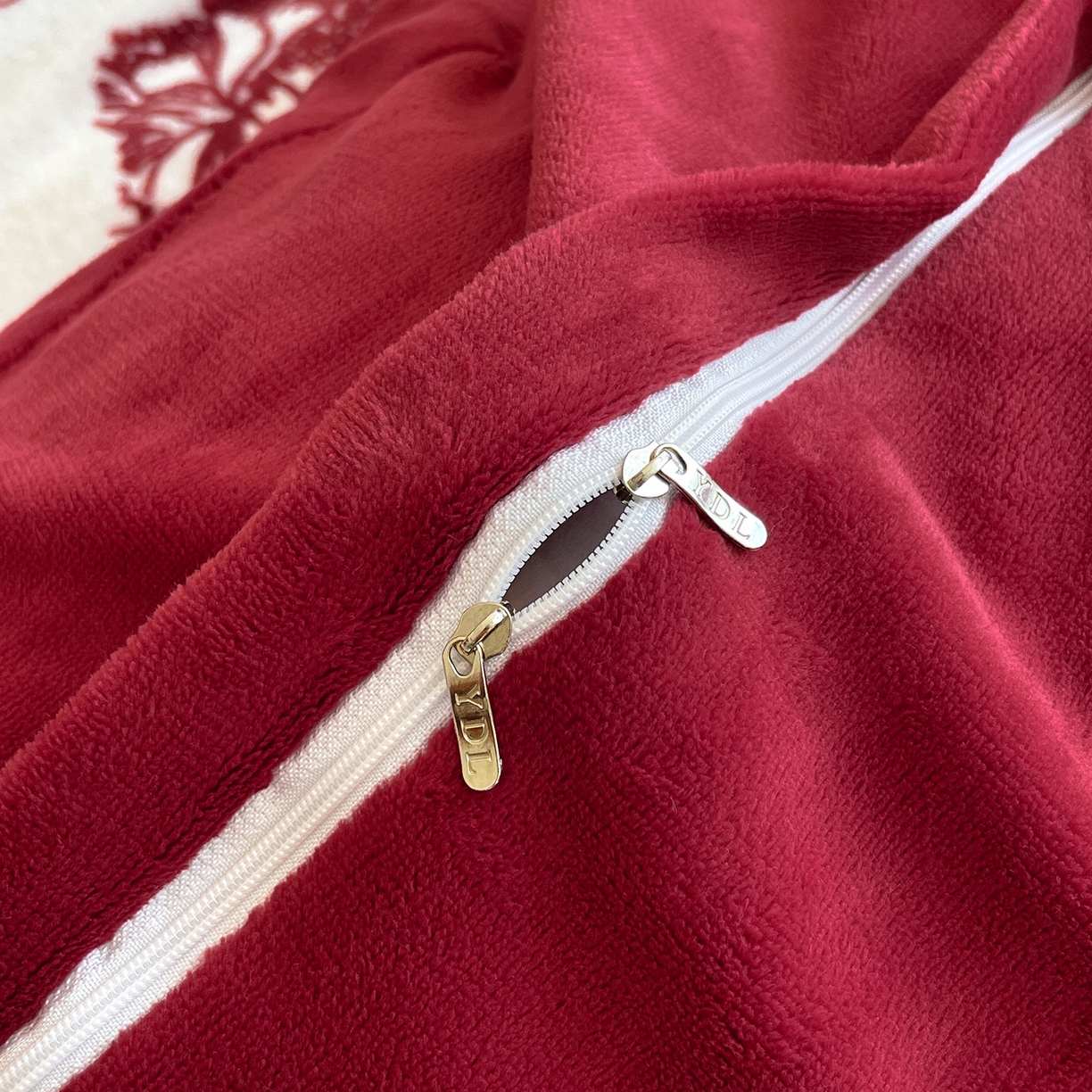 91家纺网 家纺一手货源 找家纺 新方向 2025新款全消光A类数码印花牛奶绒四件套-如梦 如梦-洋酒红