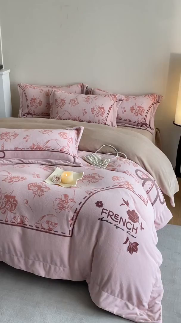 91家纺网 家纺一手货源 找家纺 新方向 2025新款全消光A类数码印花牛奶绒四件套-如梦 如梦-蔷薇粉