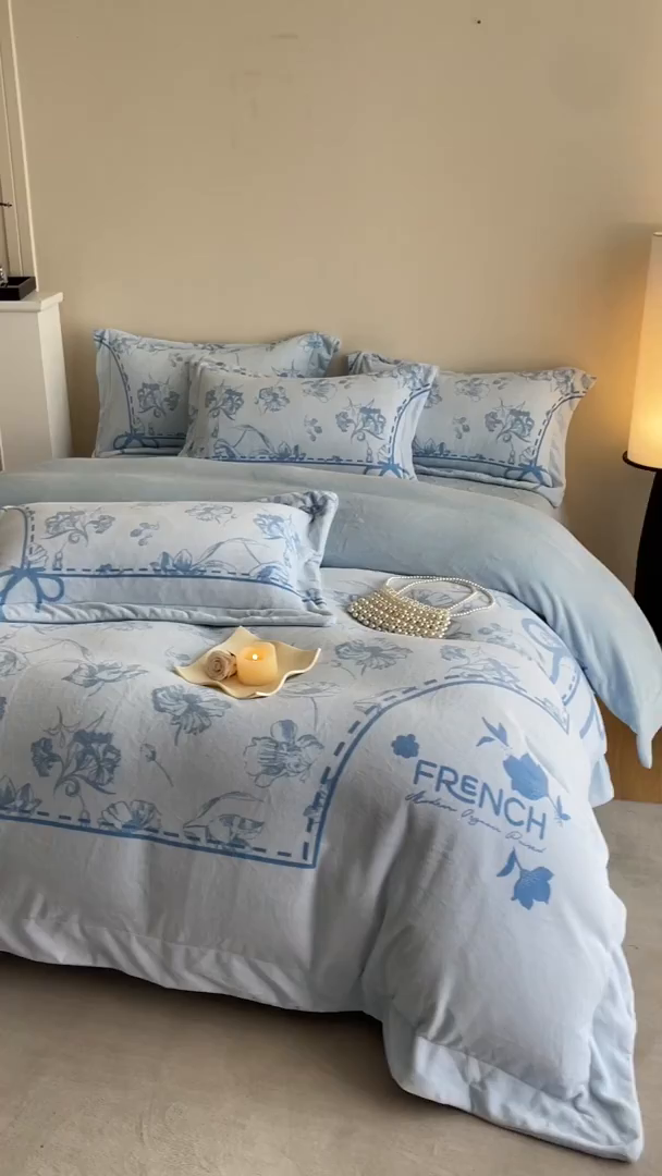 91家纺网 家纺一手货源 找家纺 新方向 2025新款全消光A类数码印花牛奶绒四件套-如梦 如梦-星月蓝