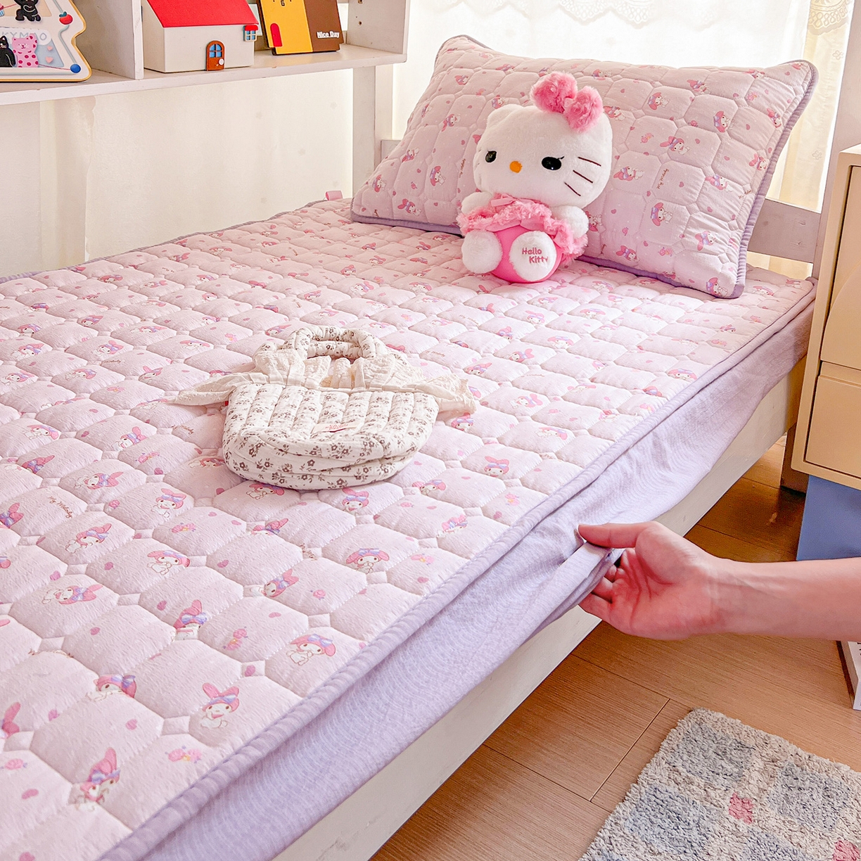 91家纺网 家纺一手货源 找家纺 星禾优选 2025新款三丽鸥云感双层纱夹棉床笠系列 床笠款-糯叽美乐蒂