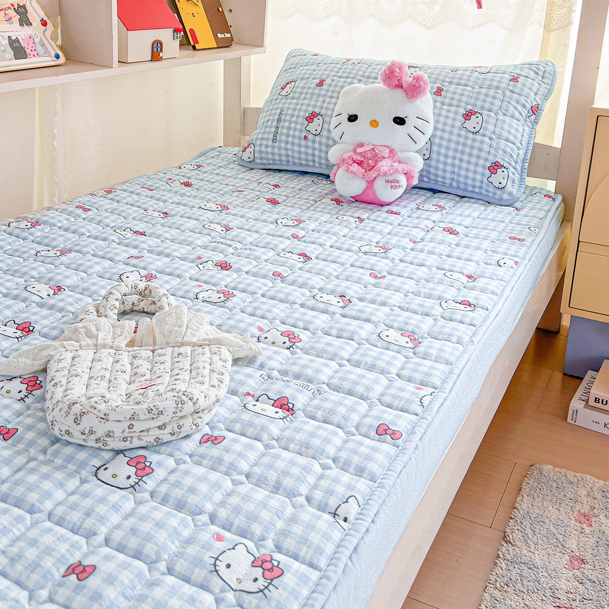 91家纺网 家纺一手货源 找家纺 星禾优选 2025新款三丽鸥云感双层纱夹棉床笠系列 床笠款-胡须蓝kt