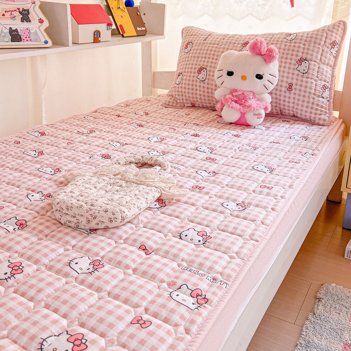 91家纺网 家纺一手货源 找家纺 星禾优选 2025新款三丽鸥云感双层纱夹棉床笠系列 床笠款-胡须粉kt