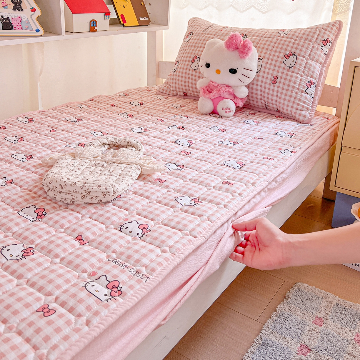 91家纺网 家纺一手货源 找家纺 星禾优选 2025新款三丽鸥云感双层纱夹棉床笠系列 床笠款-胡须粉kt