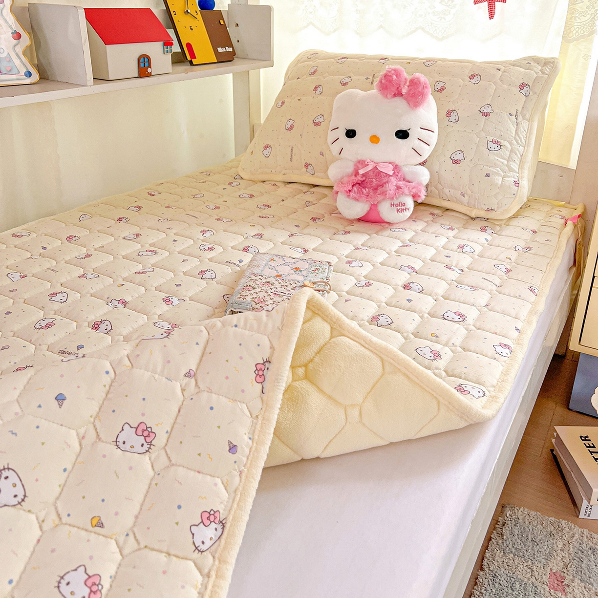 91家纺网 家纺一手货源 找家纺 （总）星禾优选 2025新款三丽鸥云感双层纱牛奶绒夹棉床垫平铺款