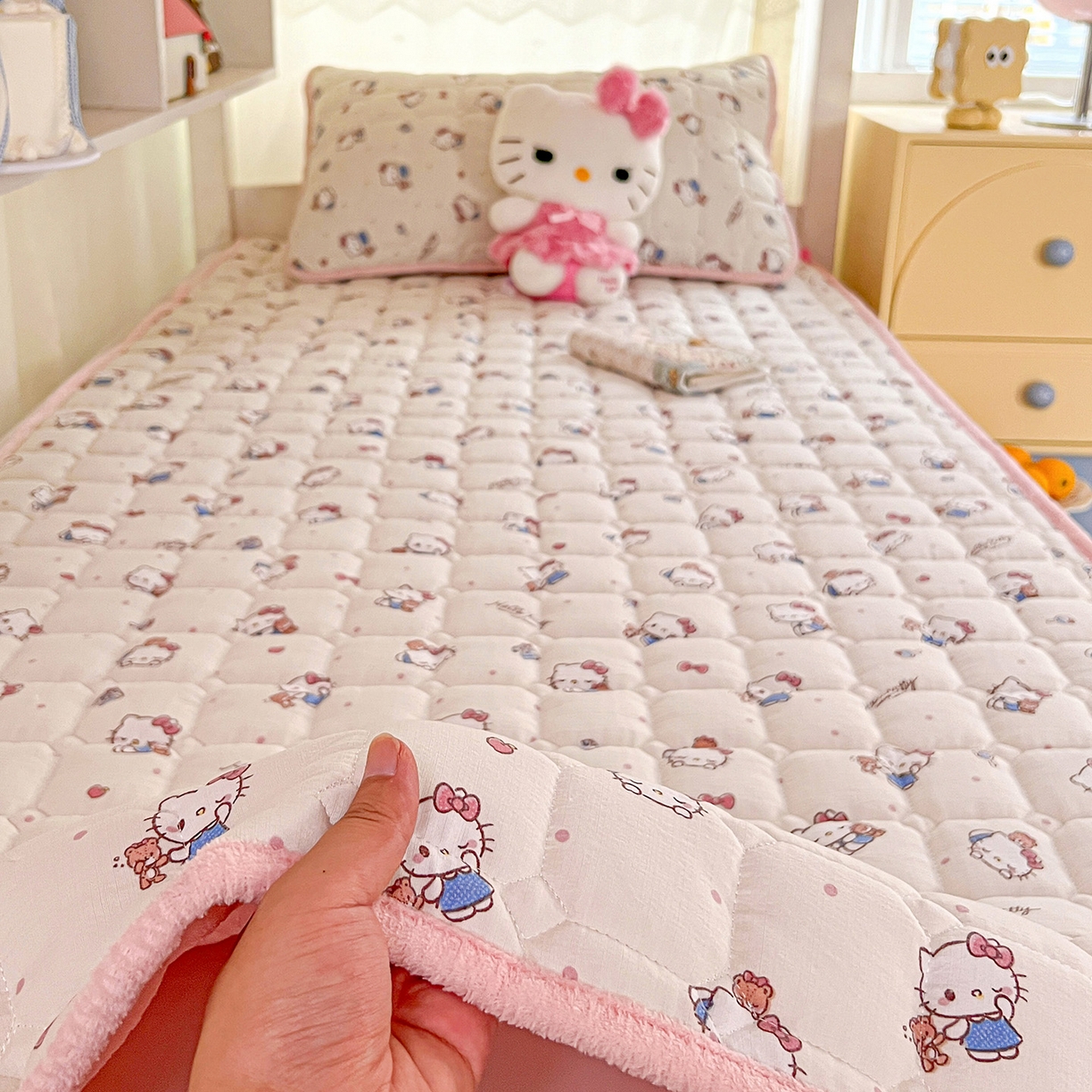 91家纺网 家纺一手货源 找家纺 （总）星禾优选 2025新款三丽鸥云感双层纱牛奶绒夹棉床垫平铺款