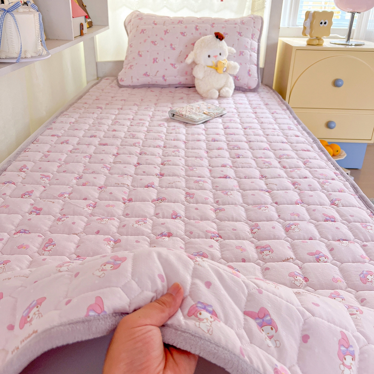 91家纺网 家纺一手货源 找家纺 （总）星禾优选 2025新款三丽鸥云感双层纱牛奶绒夹棉床垫平铺款