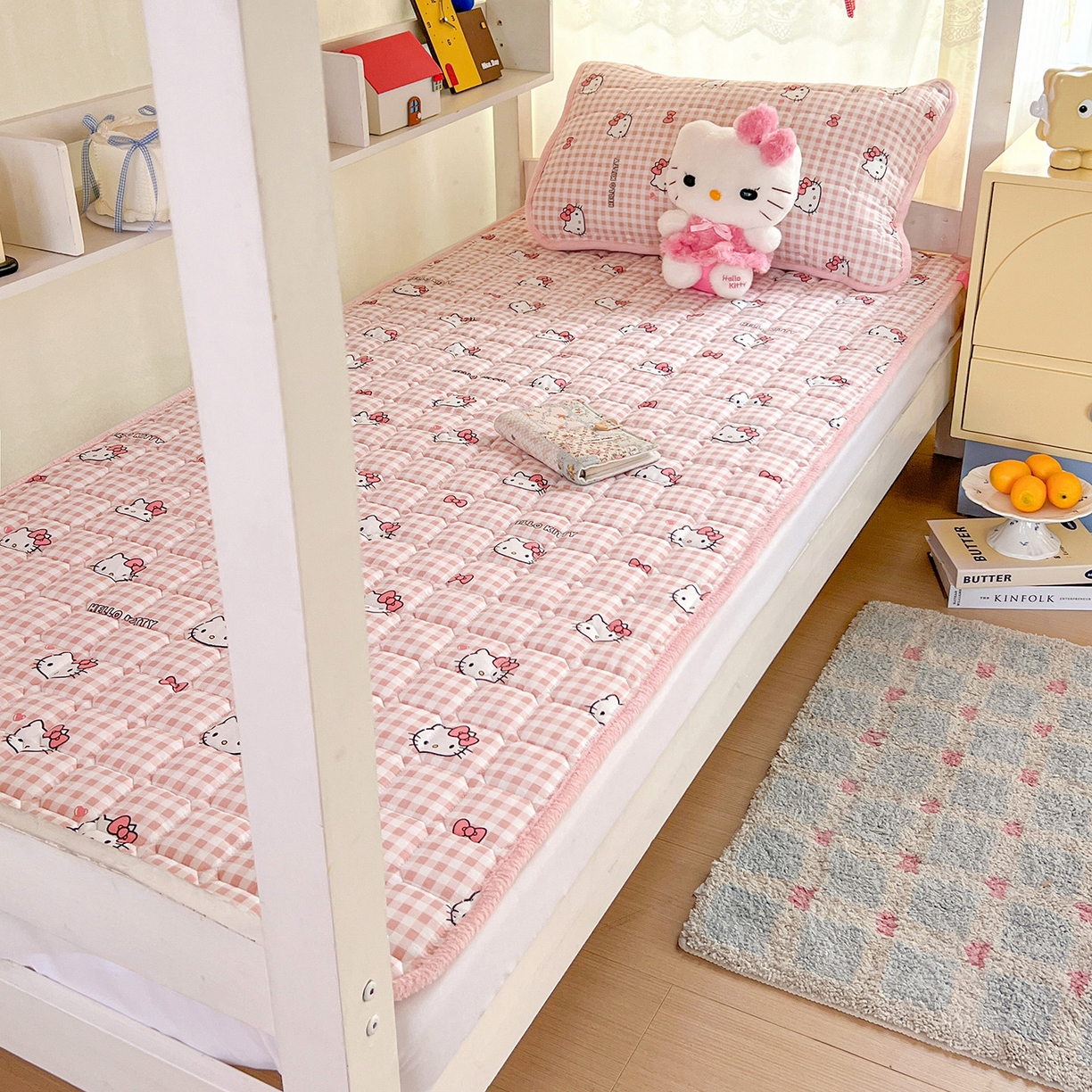 91家纺网 家纺一手货源 找家纺 星禾优选 2025新款三丽鸥云感双层纱牛奶绒夹棉床垫平铺款 平铺款-胡须粉kt