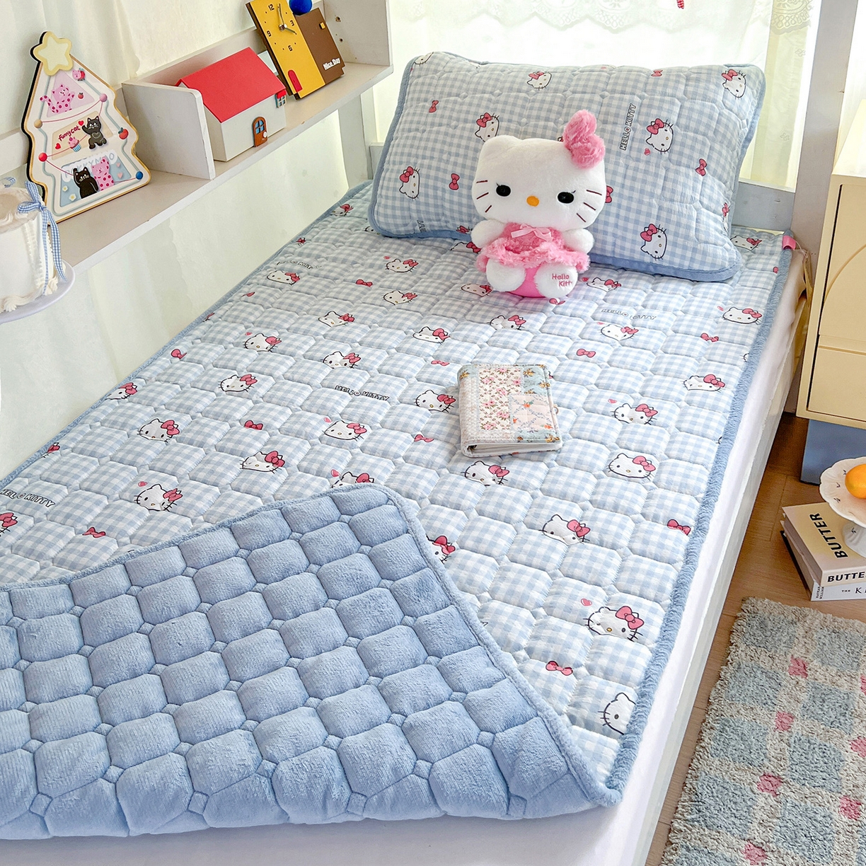 91家纺网 家纺一手货源 找家纺 星禾优选 2025新款三丽鸥云感双层纱牛奶绒夹棉床垫平铺款 平铺款-胡须蓝kt