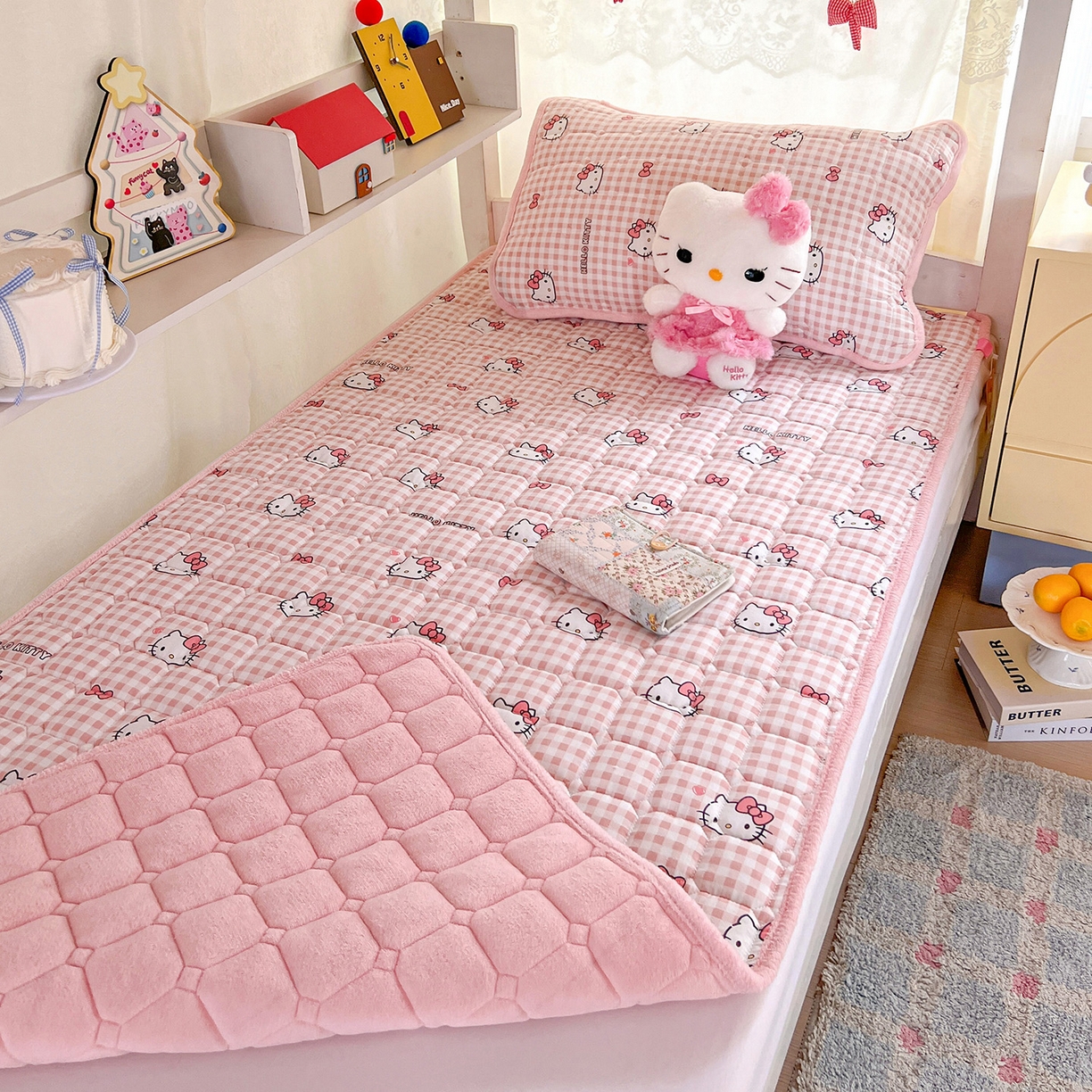 91家纺网 家纺一手货源 找家纺 星禾优选 2025新款三丽鸥云感双层纱牛奶绒夹棉床垫平铺款 平铺款-胡须粉kt