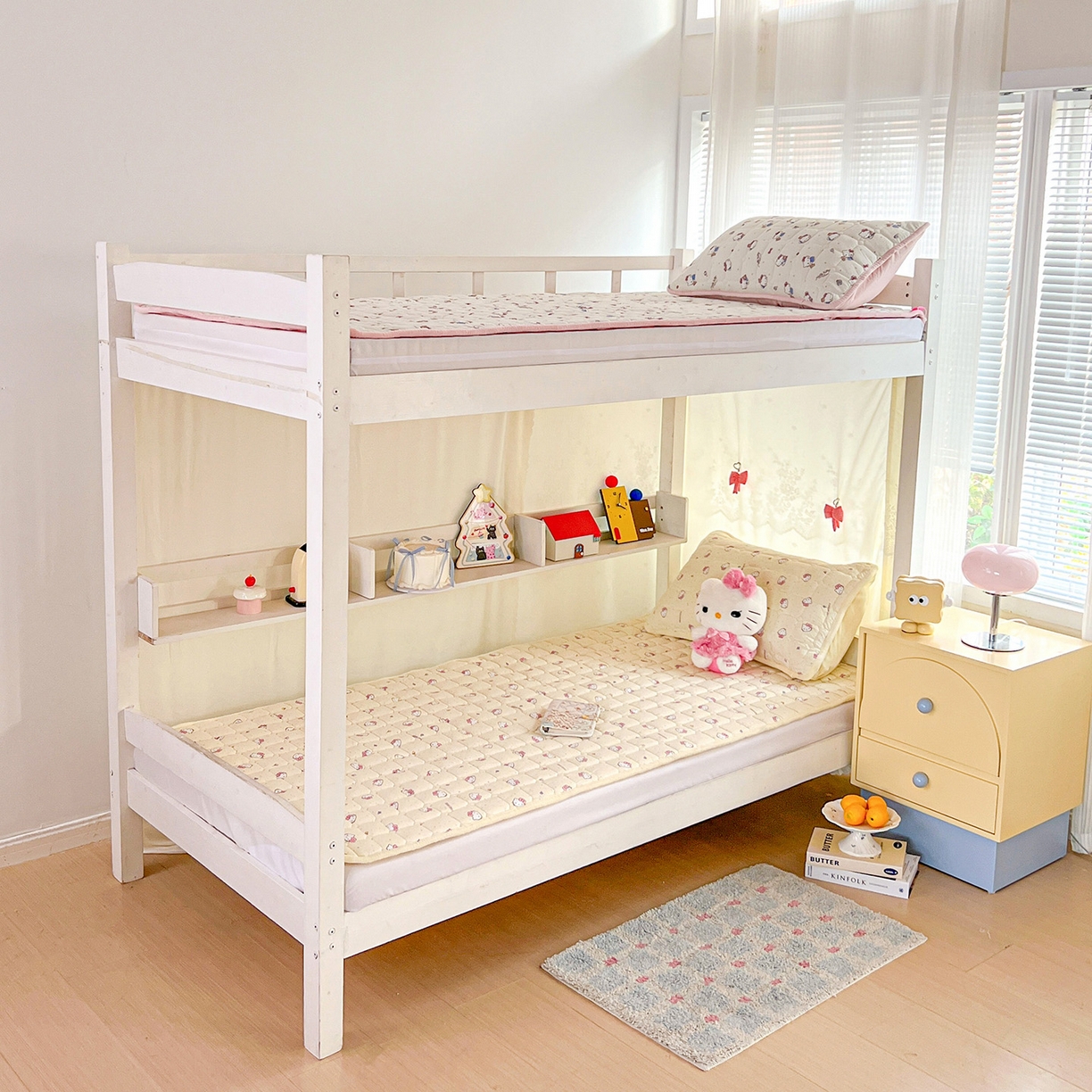 91家纺网 家纺一手货源 找家纺 星禾优选 2025新款三丽鸥云感双层纱牛奶绒夹棉床垫平铺款 平铺款-彩带凯蒂