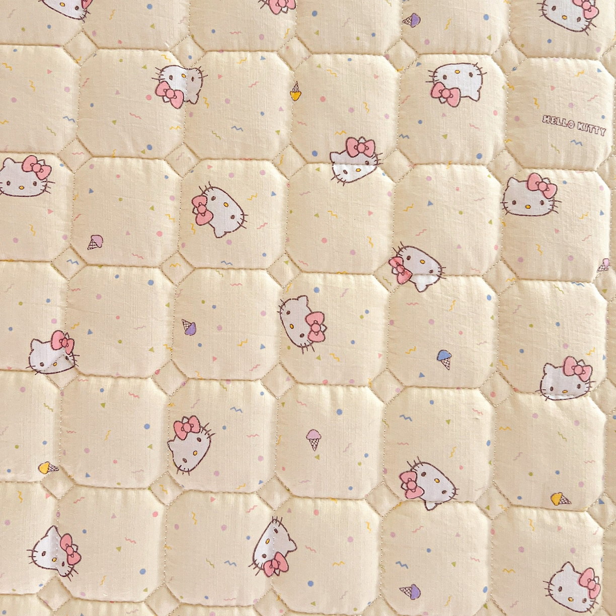 91家纺网 家纺一手货源 找家纺 星禾优选 2025新款三丽鸥云感双层纱牛奶绒夹棉床垫平铺款 平铺款-彩带凯蒂