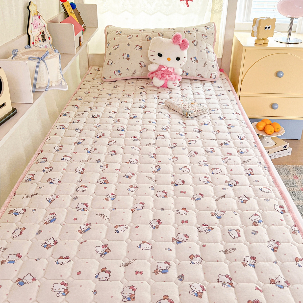 91家纺网 家纺一手货源 找家纺 星禾优选 2025新款三丽鸥云感双层纱牛奶绒夹棉床垫平铺款 平铺款-凯蒂与熊