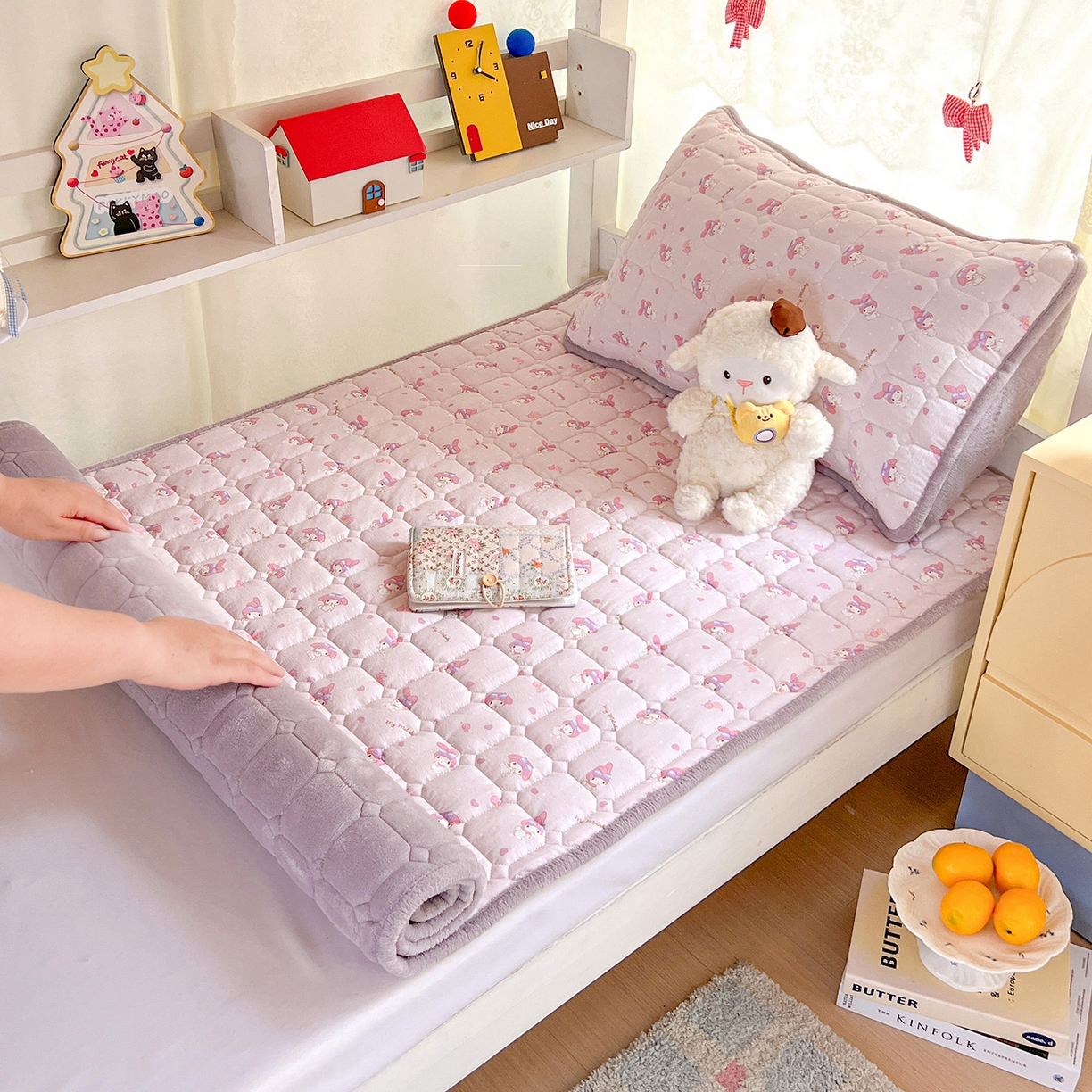 91家纺网 家纺一手货源 找家纺 星禾优选 2025新款三丽鸥云感双层纱牛奶绒夹棉床垫平铺款 平铺款-糯叽美乐蒂