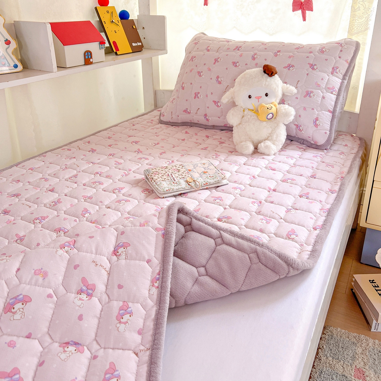 91家纺网 家纺一手货源 找家纺 星禾优选 2025新款三丽鸥云感双层纱牛奶绒夹棉床垫平铺款 平铺款-糯叽美乐蒂