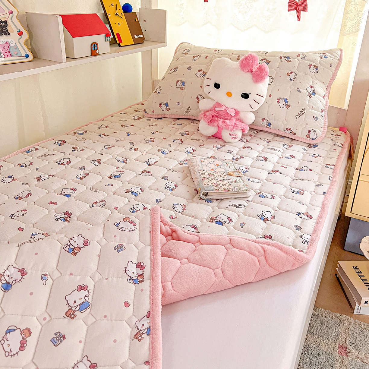 91家纺网 家纺一手货源 找家纺 星禾优选 2025新款三丽鸥云感双层纱牛奶绒夹棉床垫平铺款 平铺款-凯蒂与熊