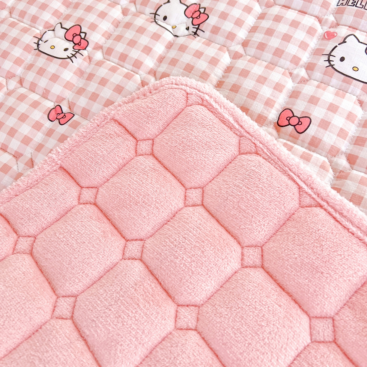 91家纺网 家纺一手货源 找家纺 星禾优选 2025新款三丽鸥云感双层纱牛奶绒夹棉床垫平铺款 平铺款-胡须粉kt