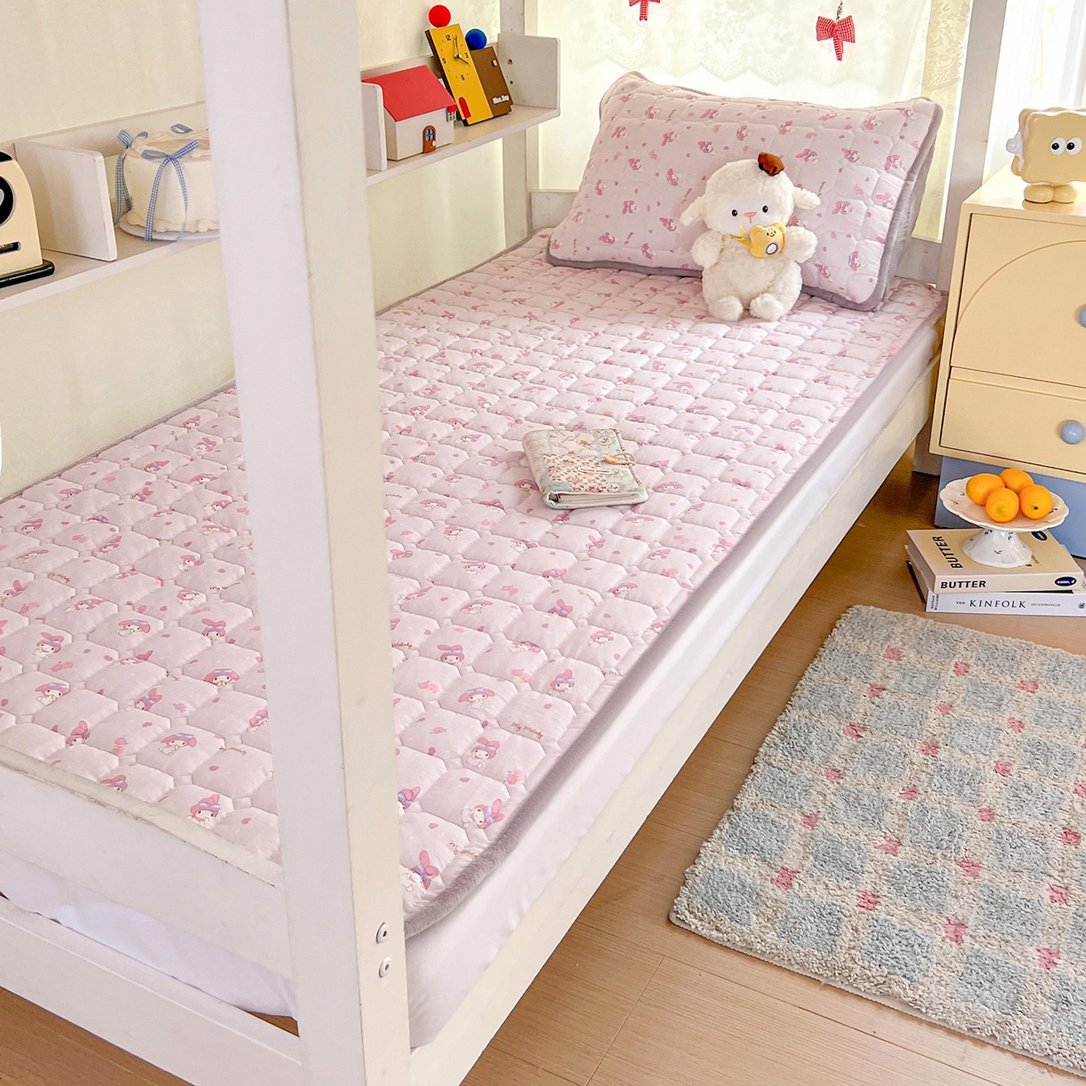 91家纺网 家纺一手货源 找家纺 星禾优选 2025新款三丽鸥云感双层纱牛奶绒夹棉床垫平铺款 平铺款-糯叽美乐蒂