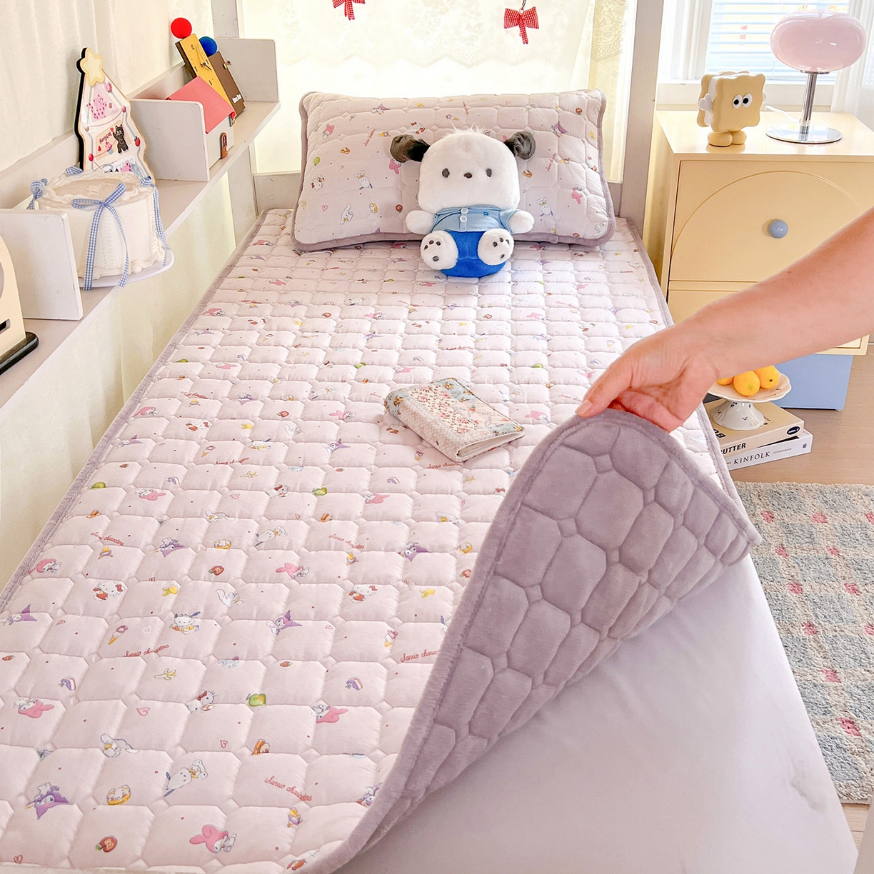 91家纺网 家纺一手货源 找家纺 星禾优选 2025新款三丽鸥云感双层纱牛奶绒夹棉床垫平铺款 平铺款-丽鸥星球