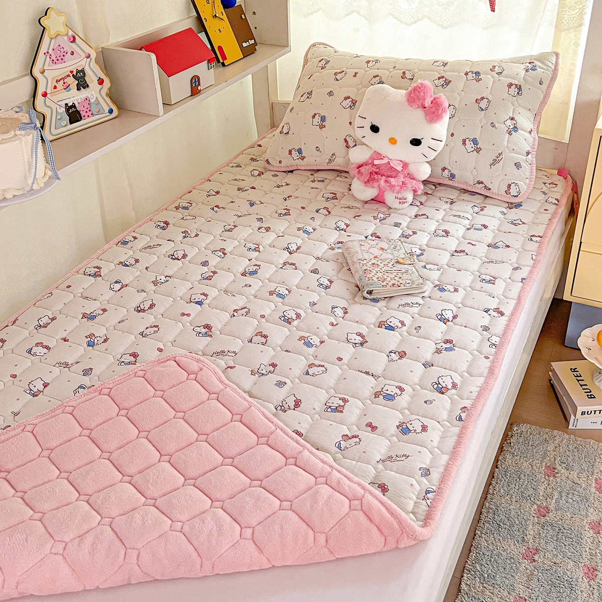 91家纺网 家纺一手货源 找家纺 星禾优选 2025新款三丽鸥云感双层纱牛奶绒夹棉床垫平铺款 平铺款-凯蒂与熊