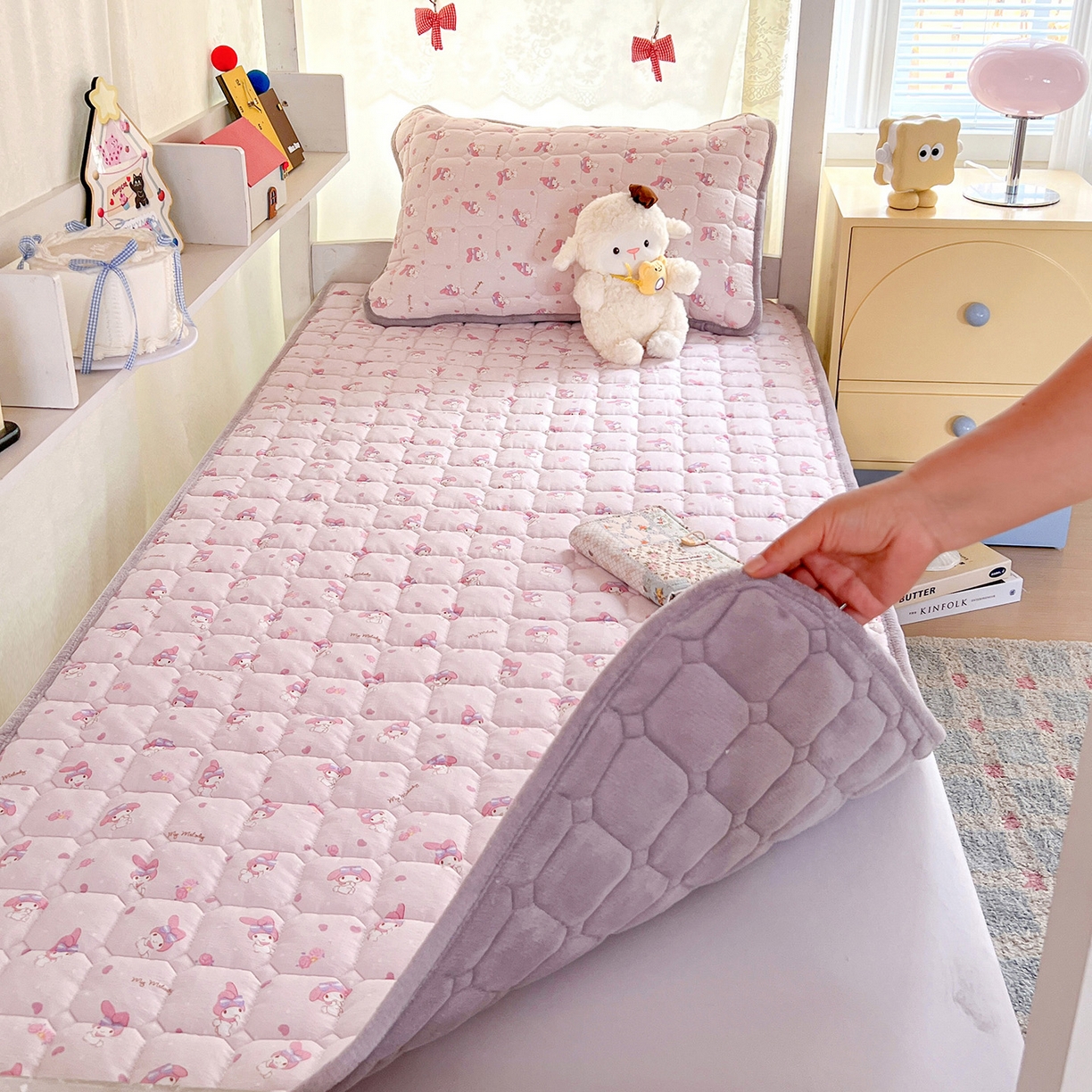 91家纺网 家纺一手货源 找家纺 星禾优选 2025新款三丽鸥云感双层纱牛奶绒夹棉床垫平铺款 平铺款-糯叽美乐蒂