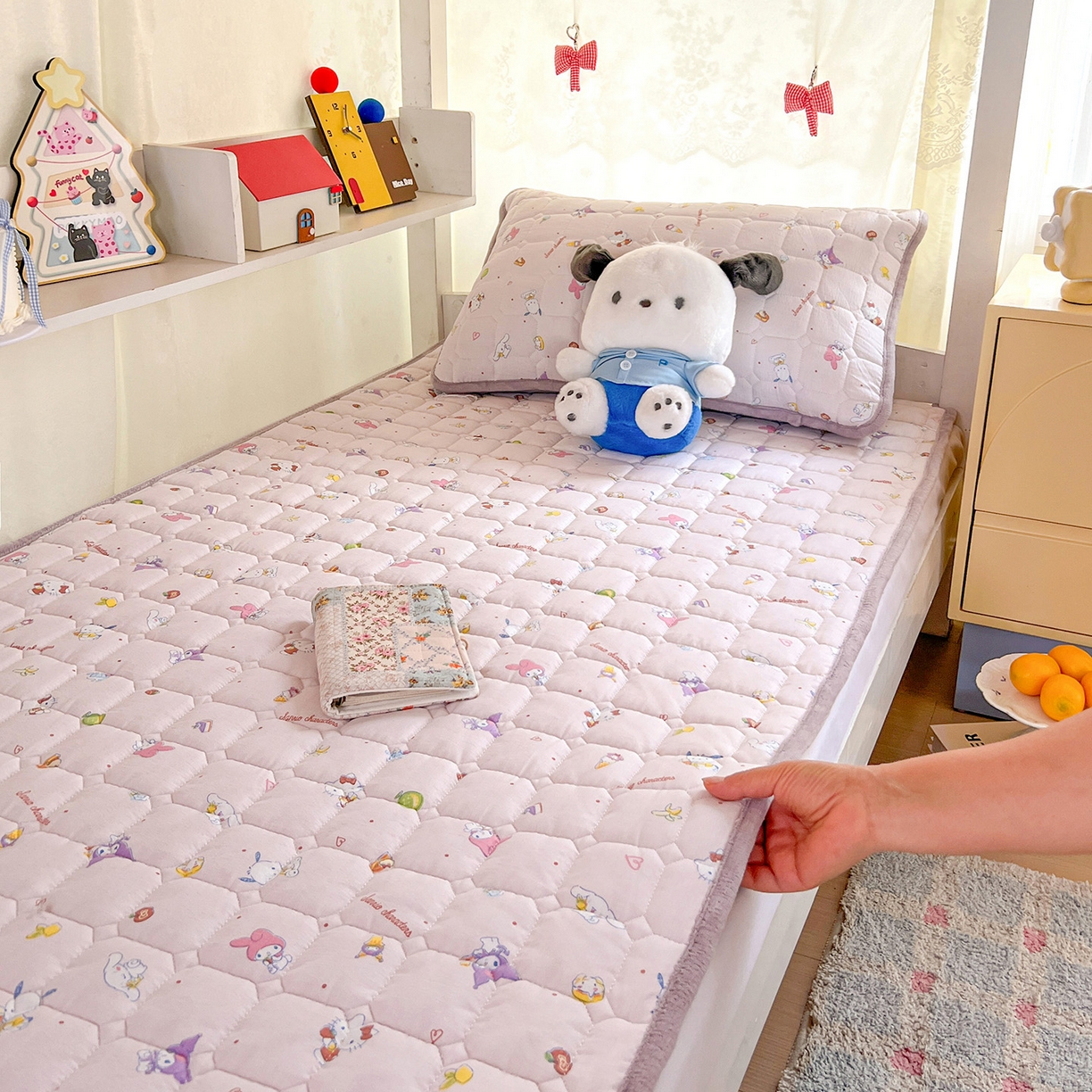 91家纺网 家纺一手货源 找家纺 星禾优选 2025新款三丽鸥云感双层纱牛奶绒夹棉床垫平铺款 平铺款-丽鸥星球